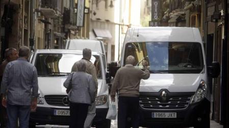 Imágenes de los problemas que genera la carga y descarga en el Casco Viejo de Pamplona.