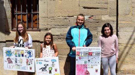 Las ganadoras del concurso con las imágenes que se colocaron ayer en  Los Arcos.