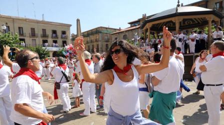 EH Bildu Tafalla imita a Pamplona y Estella y saca la ikurriña en el cohete