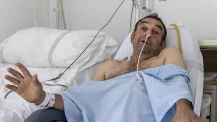 Juan José Navarlaz Hernández, de 56 años, pasó ayer a planta del Complejo Hospitalario de Navarra, donde se recupera.