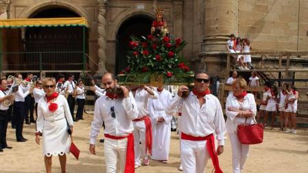 Imágenes de la procesión de la Virgen de la Asunción y la Banda de Música.