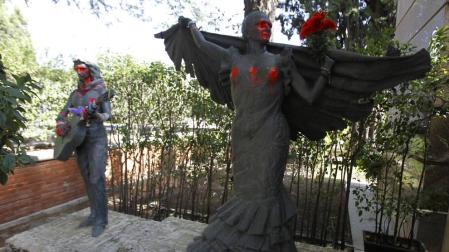 Arrojan pintura a las estatuas de Lola y Antonio Flores del cementerio de la Almudena