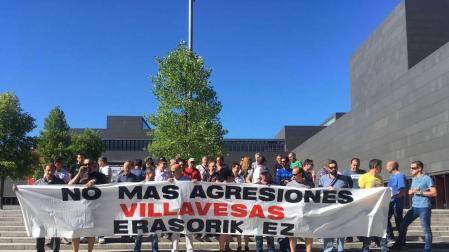Una concentración muestra su rechazo a las agresiones a los chóferes de las villavesas