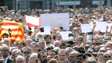 Multitudinario minuto de silencio en la Plaza de Catalunya presidido por el Rey