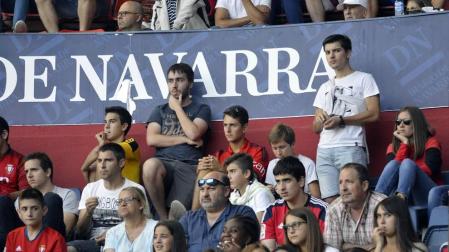 Imágenes del búscate en la grada del Osasuna - Sevilla Atlético