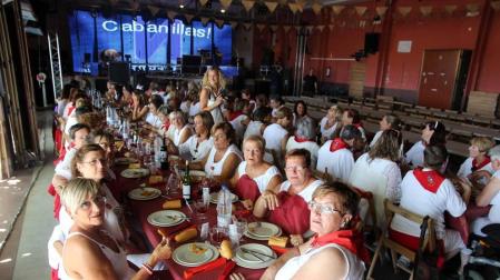 Imágenes de la comida de la mujer de las fiestas de Cabanillas