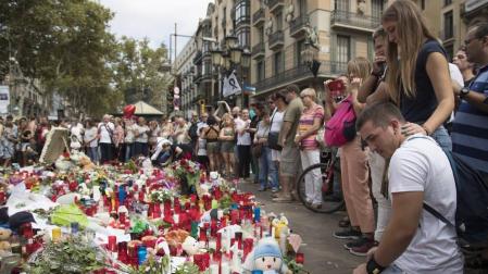 Homenaje de ciudadanos y turistas a las víctimas del ataque terrorista.