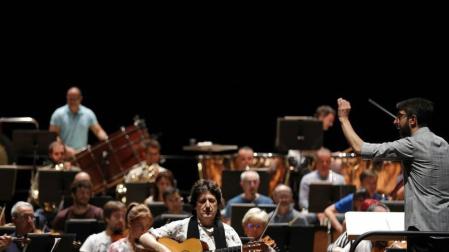 Ensayo de Juan Manuel Cañizares con la Orquesta Sinfónica de Navarra.