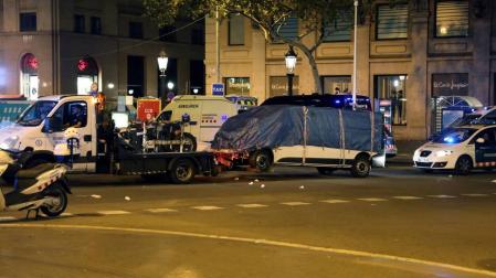Retirada de la furgoneta con la que los terroristas ejecutaron el atentado.