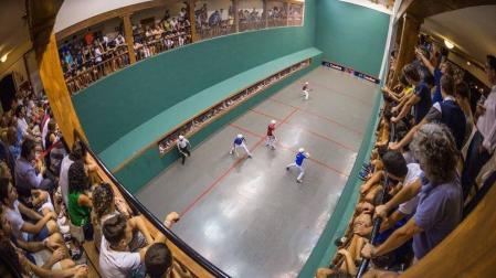 El trinquete del Club de Tenis durante la final del año pasado entre Larretche-Cambos y Laskoiti-Menéndez.