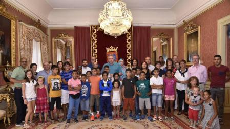 Menores saharauis que pasan el verano de acogida visitan el Ayuntamiento de Pamplona