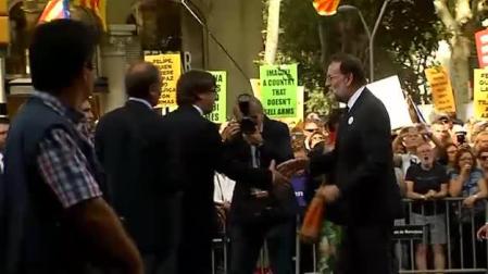 Pitos y abucheos al Rey y a Mariano Rajoy a su llegada a la manifestación