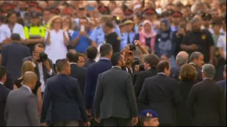 Felipe VI, Rajoy y Puigdemont, unidos en la manifestación de Barcelona