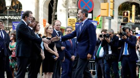Pitos y gritos de 'fuera, fuera' al Rey al llegar a la manifestación