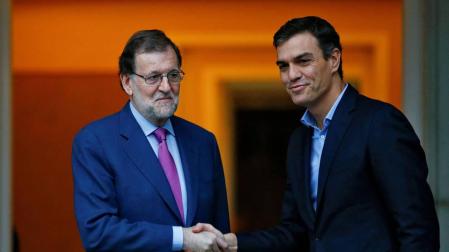 Rajoy y Sánchez se saludan y posan sonrientes antes de reunirse en la Moncloa