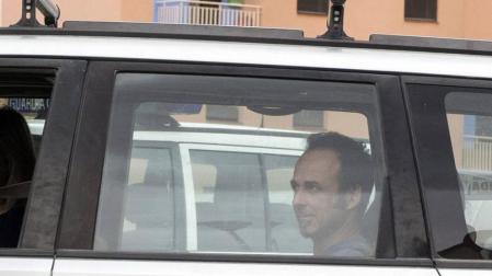 El padre de los hijos de Juana Rivas llega a la Comandancia para recogerlos