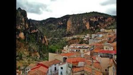Dos amigos hacen un sinpa en Albacete y, en la huida, uno 
cae por un barranco