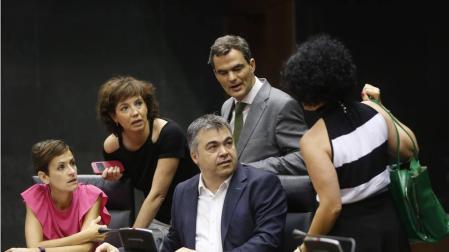 Cerdán, rodeado por los también socialistas Chivite, Unzu, Garmendia y Jurío, antes de empezar el pasado pleno del Parlamento.