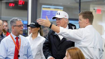 Trump presume de gestión ante una tormenta Harvey de "proporciones épicas"