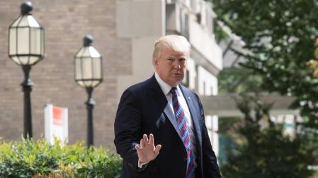 Trump a la salida de la oración por los fallecidos en Houston.