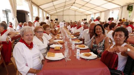 Durante las fiestas de Ablitas, en el día de los mayores y jubilados, se desarrolla el campeonato de lanzamiento de melones