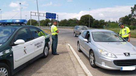 Un agente de la Guardia Civil solicita la documentación al conductor de un vehículo.