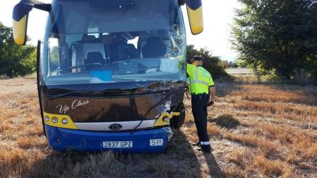 Un muerto al chocar un coche y un autobús en Zubielqui