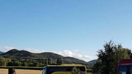 Una persona falleció y otras dos resultaron heridas al colisionar un vehículo y un autobús en la NA-132.