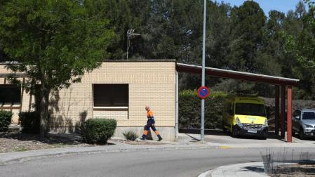 Edificio del servicio de la UVI Móvil, con la ambulancia a la derecha de la imagen.