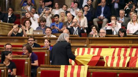 La diputada que quitó las banderas españolas desoye a Iglesias y rechaza disculparse