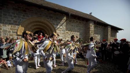 Los danzantes de Ochagavía rodean a Nuestra Señora de Muskilda
