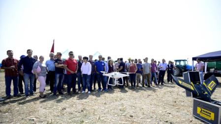 Un grupo de agricultores mira el funcionamiento de un dron durante una jornada organizada por el sindicato UAGN.