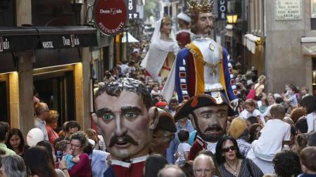 La Comparsa de Gigantes y Cabezudos de Pamplona sale a celebrar el Privilegio de la Unión