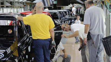 La plantilla de VW Navarra aprende a fabricar el nuevo Polo tirando de veteranía