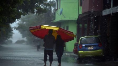 Katia se degrada a tormenta tropical tras tocar tierra en México