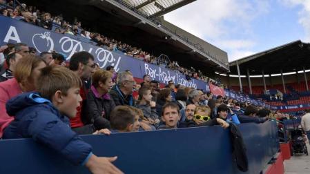 Imágenes del primer partido de fútbol femenino en El Sadar
