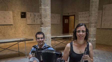 En primer plano, los compositores Joseba Torre y Yolanda Campos, junto a varias partituras. Detrás, los intérpretes Xabier Olazabal y Bea Monreal, en el patio del Condestable.