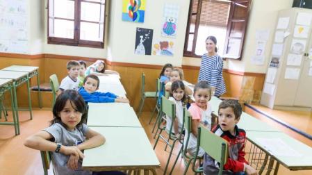 Alumnos de Lenguaje Musical, en su primer día de clase con la profesora Rosalía Rodrigo.