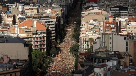 Miles de personas se suman a la marcha independentista en el centro de Barcelona