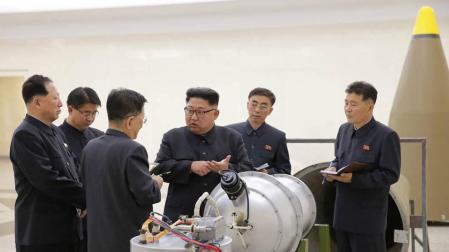 Kim Jong-un junto a una supuesta nueva bomba de hidrógeno de Corea del Norte.
