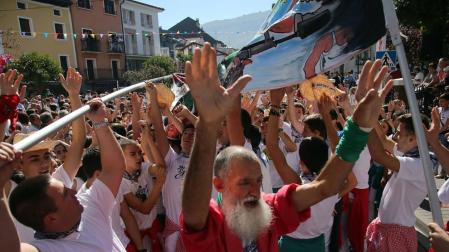 El buen tiempo animó a las peñas a mostrar su anhelo de diversión en los minutos posteriores al estallido del cohete.