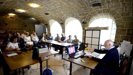 Varias personas acudieron ayer a escuchar a los portavoces de Zona Media por el Tren.