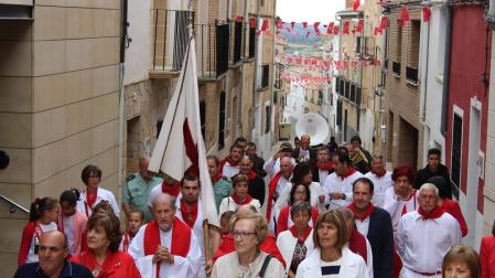 Cientos de vecinos se sumaron ayer a la procesión de la Santa Cruz que recorrió las calles del centro de Cárcar.