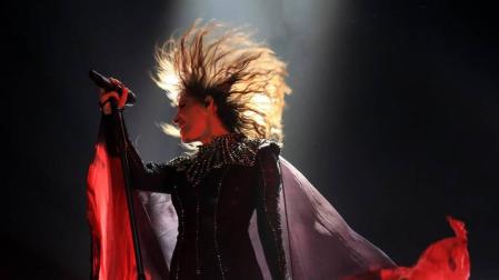 Cientos de fans llenaron el pabellón Anaitasuna para ver a Malú. Algunos, incluso, hicieron fila durante días para ver a la cantante.