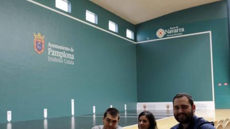Iñaki Navarro, Lucía Arrieta e Iñaki Urbina, autores del documental Labrit 65, ayer en las butacas de cancha del recinto pamplonés. El documental se estrena el lunes, a partir de las 19:30 horas en el Condestable.