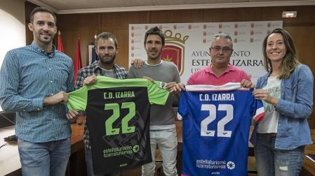 Desde la izquierda, Diego Prendes, primer entrenador; el alcalde Koldo Leoz;   Bruno Araiz, capitán; Alfonso Canela, presidente del Izarra; y Marta Astiz, concejal de Turismo, muestran las camisetas.