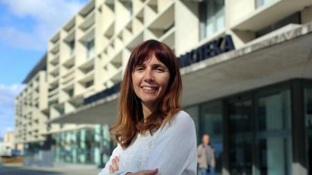 Maite Monar, ayer, ante el edificio de la Biblioteca de Navarra, en la que tuvo lugar la jornada del Servicio de Bibliotecas Bibliotecas públicas y público adolescente.