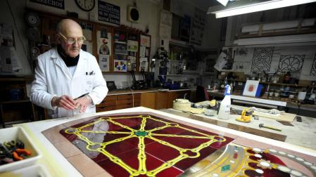 Alberto Chueca, en su taller de Olite realizando el escudo.