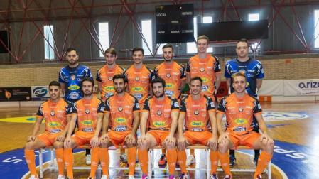 EL EQUIPO, EN LA PRESENTACIÓN. De pie, de izquierda a derecha, Sergi Cuxart Reig, Javier Mínguez Rubio 'Javivi', Ferrán Plana Oltra, Daniel Mesa Darías 'Lucas', Sergio González Pérez y Gustavo Pérez Segura. Sentados; Hamza Maimon Amessaoud, Sergio Sierra de los Santos 'Sepe', Rubén Lemos Mariño 'Rubi'. Iago Rodríguez Ulla, David García Beltrán, y Pedro García Vilar. En la imagen falta Kosuke Fukatsu, que no asistió a la presentación.