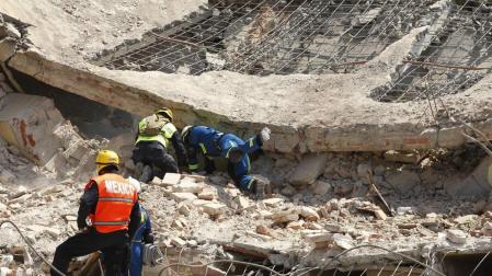 Los equipos de rescate buscan entre las ruinas del palacio municipal de Juchitán.